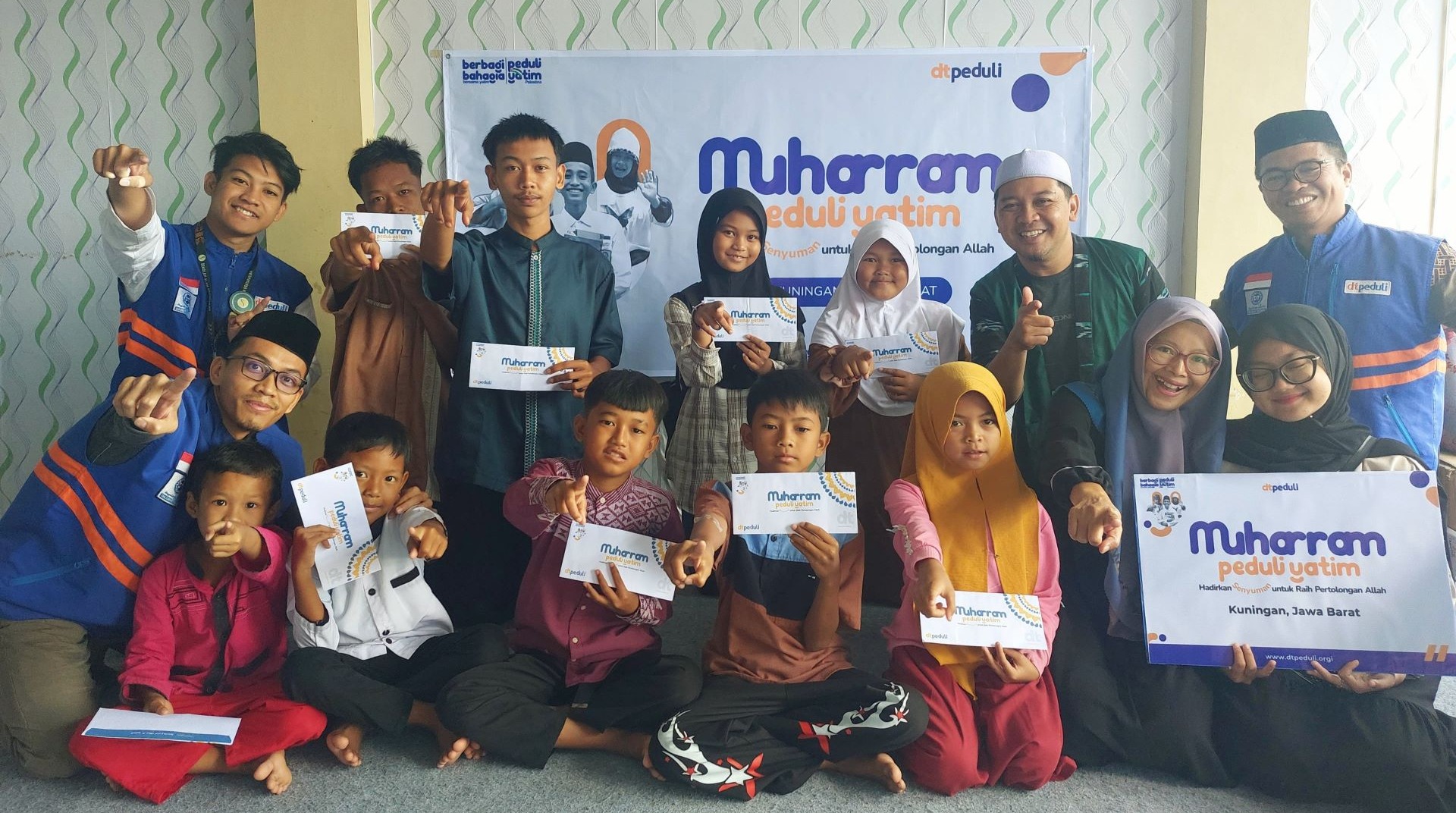 Tangan yang Memberi, Hati yang Terisi: Cerita Santunan Muharram Sekolah Alam Bratakasian 