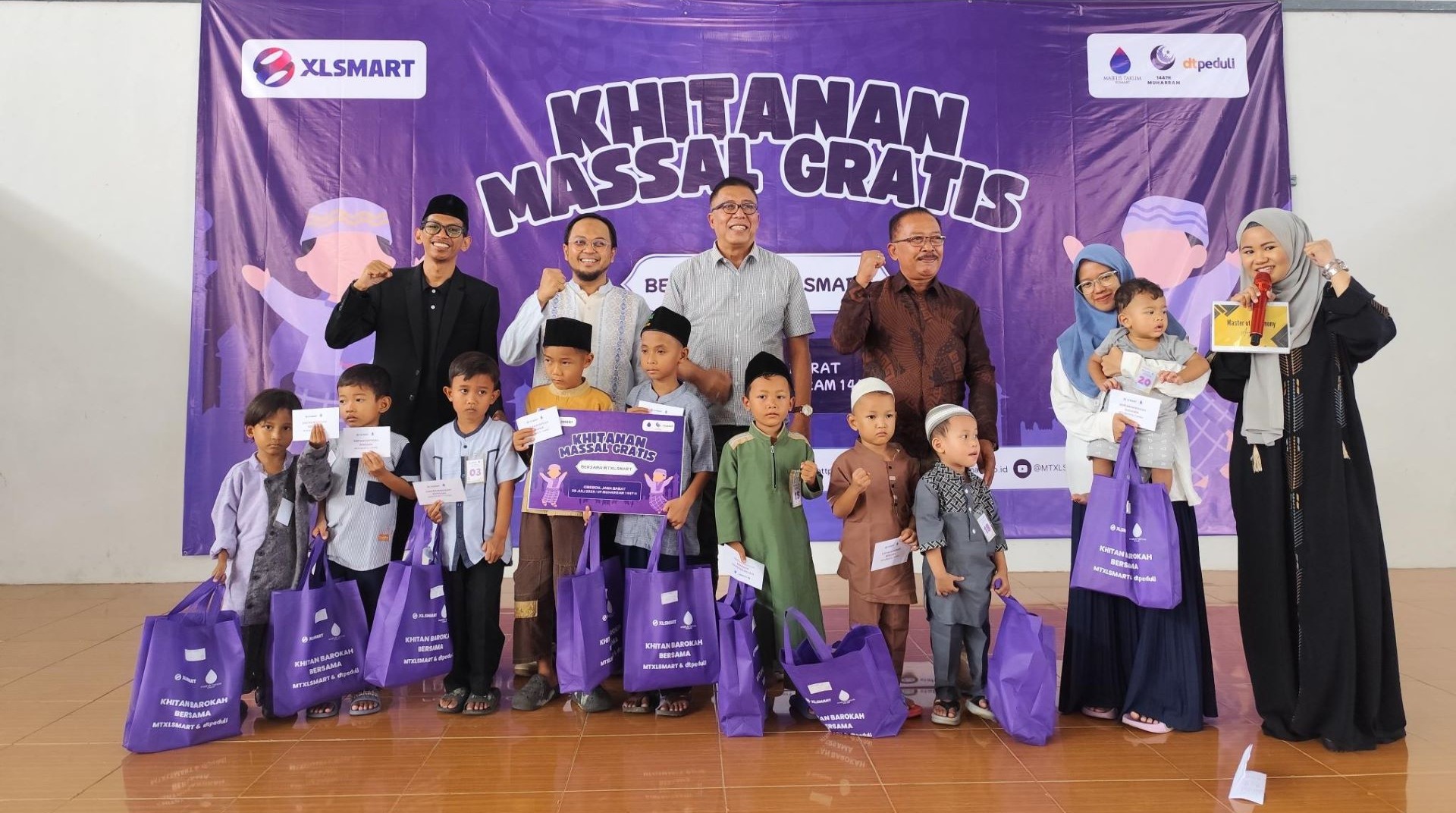 Komitmen Bantu Yatim dan Dhuafa MT XLSmart Gelar Khitan Barokah di Cirebon