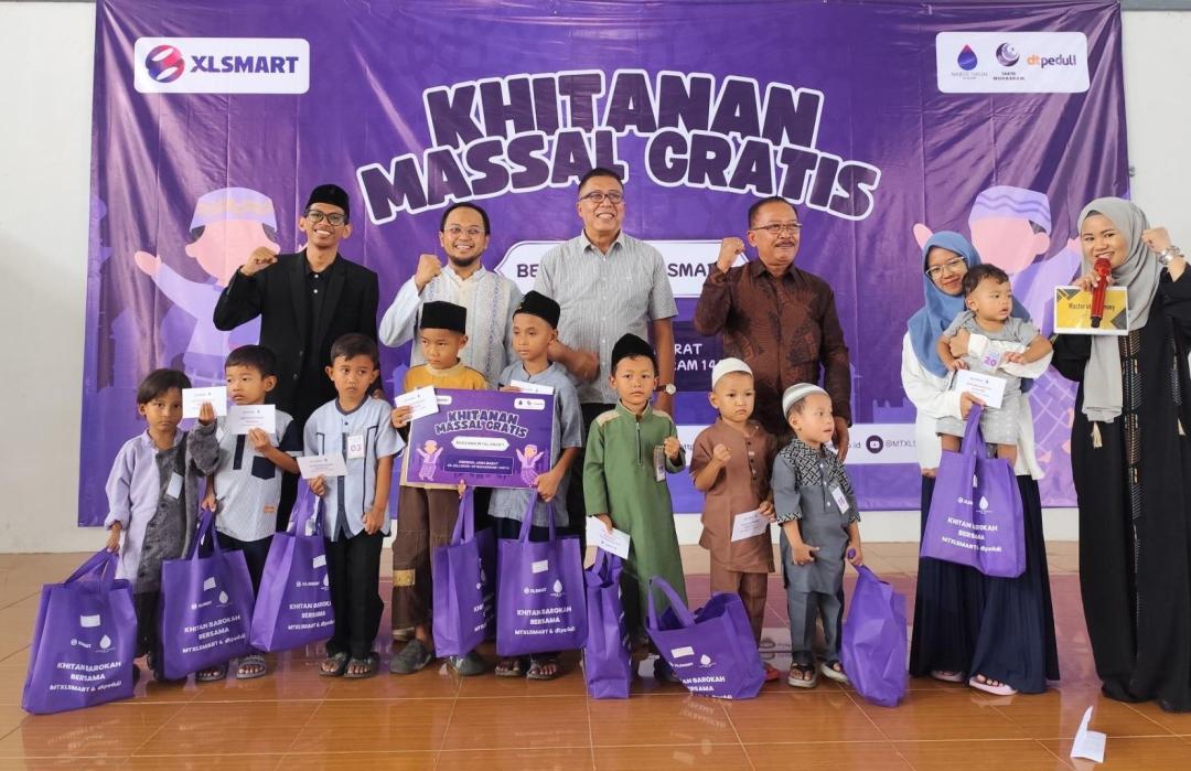 Komitmen Bantu Yatim dan Dhuafa MT XLSmart Gelar Khitan Barokah di Cirebon