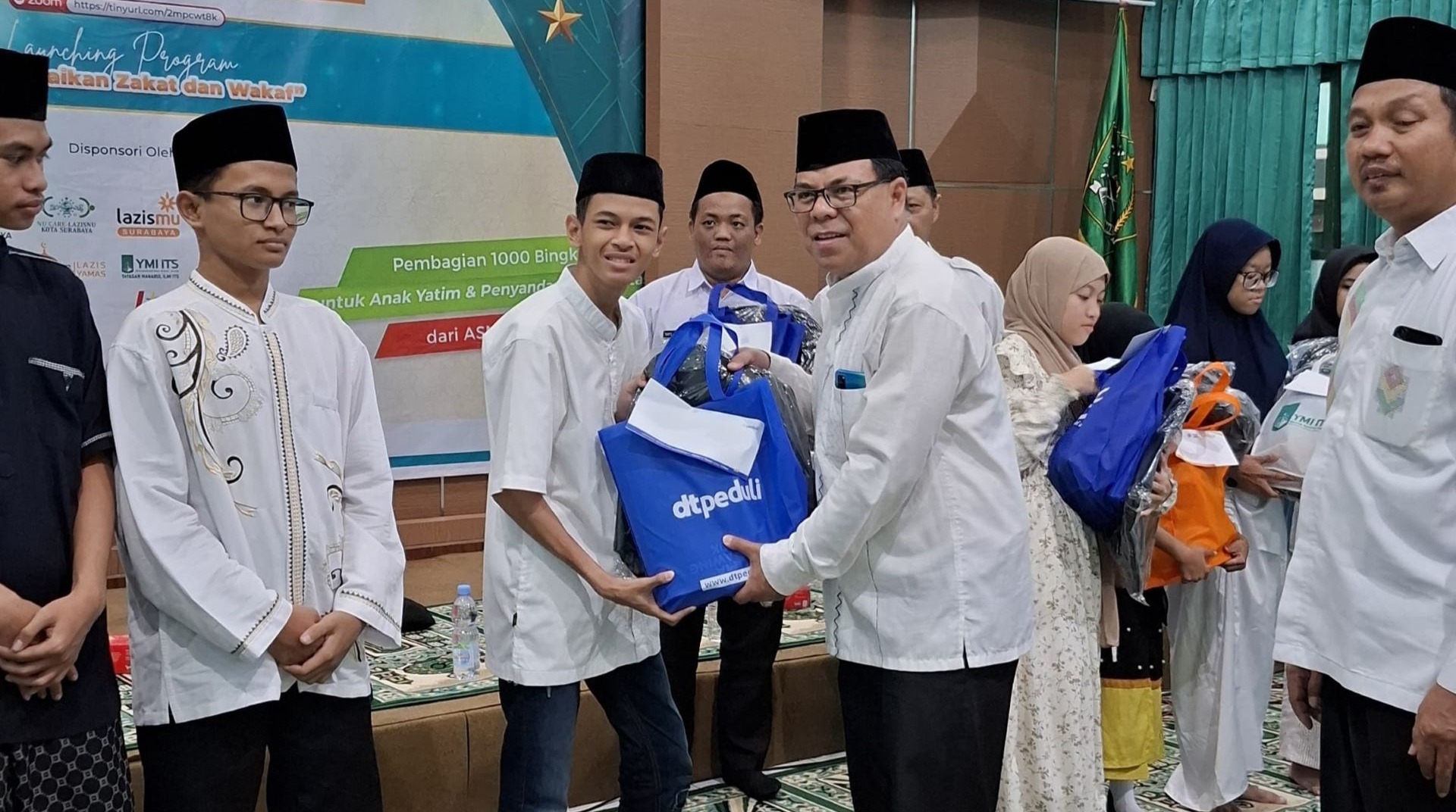 Tahun Baru Hijriah 1447 H, Kemenag Surabaya dan DT Peduli Jatim Salurkan Bantuan untuk Anak Yatim dan Disabilitas 