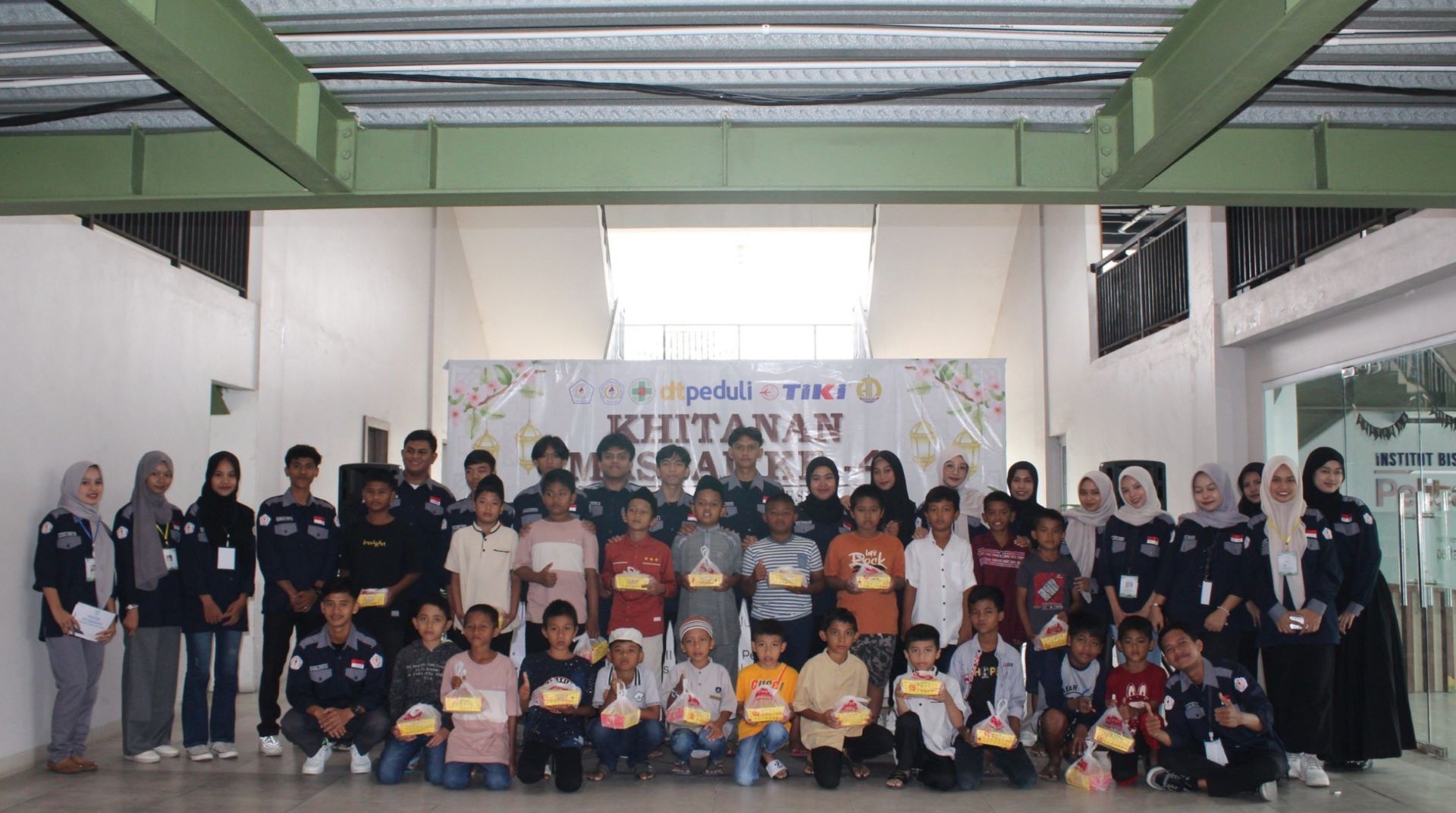 Gelar Khitanan Massal Gratis, LDK Pelita Indonesia dan DT Peduli Riau Bantu Warga Kurang Mampu 