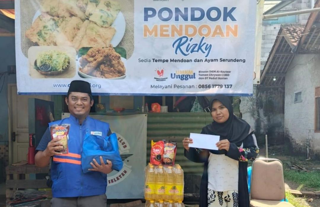 DT Peduli Banten dan Masjid Al Kautsar Taman Chrysant 2 Salurkan Bantuan Modal Usaha untuk Warung Mendoan Rizky 
