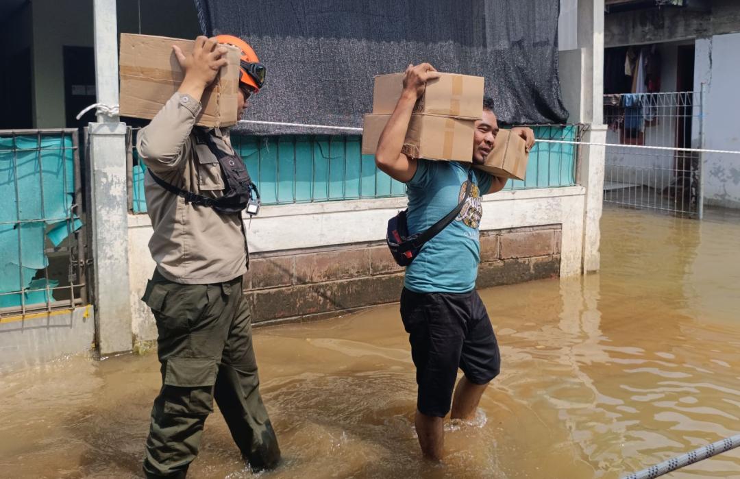 DT Peduli Jakarta Evakuasi dan Salurkan Bantuan untuk Korban Banjir di Jati Padang 