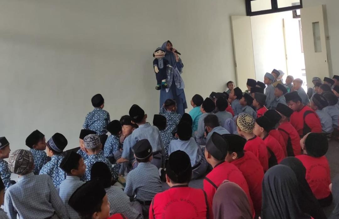 Tanamkan Nilai Ketekunan, DT Peduli dan SD Baitul Maghfiroh Gelar Dongeng Inspiratif Kisah Ibnu Hajar 