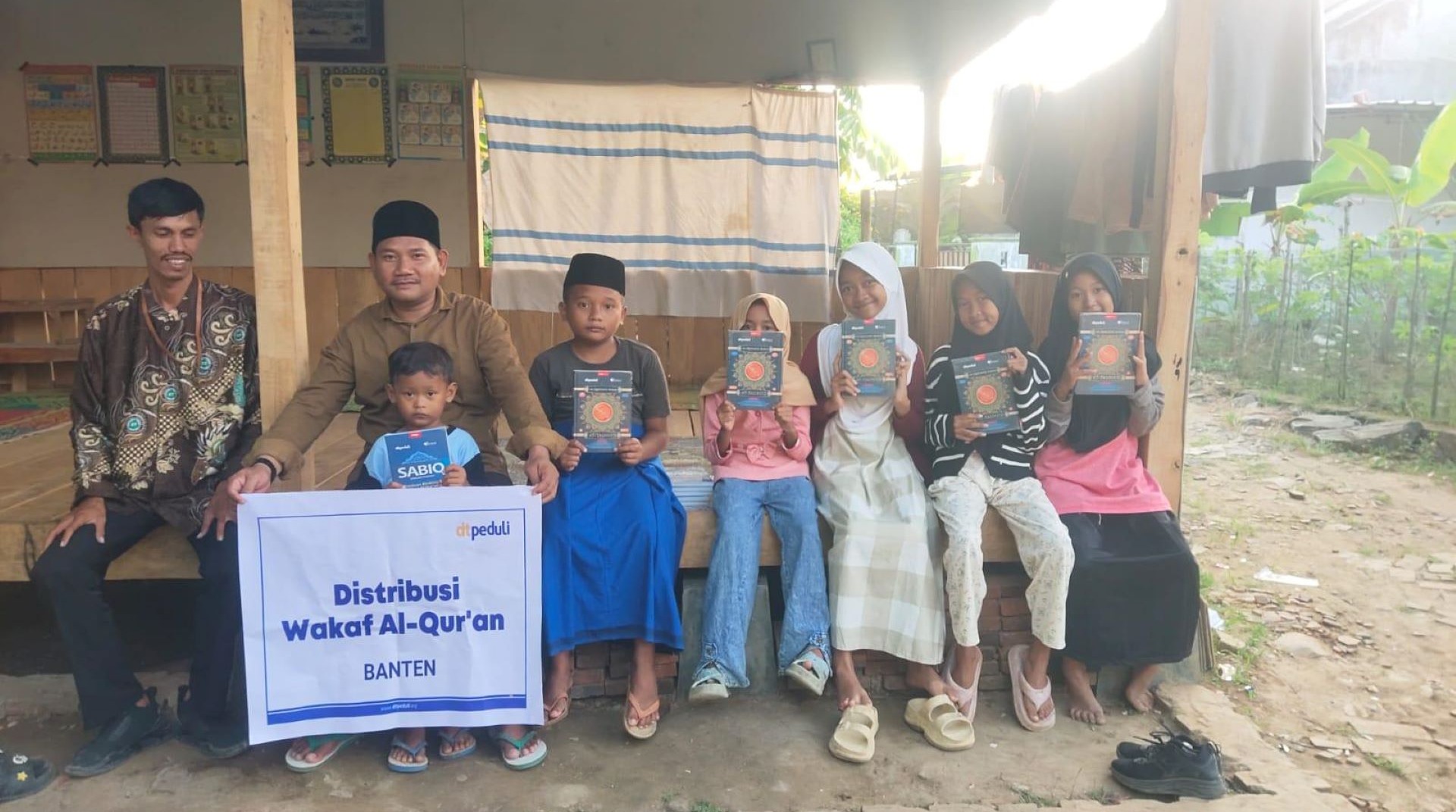 Mushaf Al-Qur'an DT Peduli Terangi Dua Lembaga Pendidikan di Pandeglang