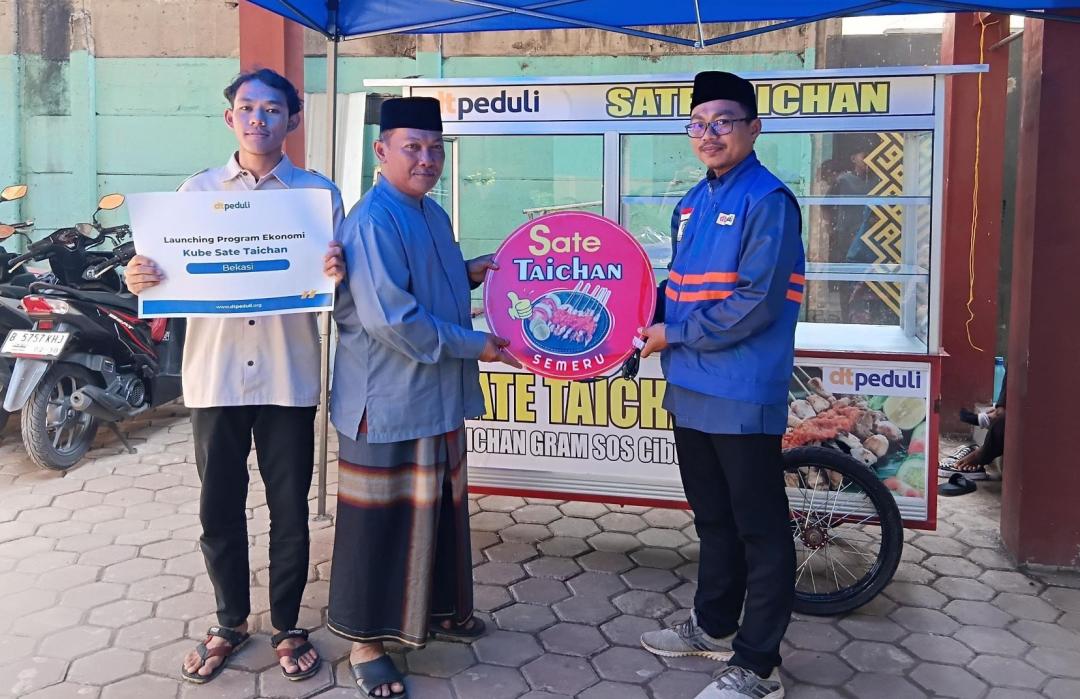 Dorong Kemandirian Ekonomi Santri, DT Peduli Bekasi Latih Wirausaha Sate Taichan di Pesantren Baitul Izzah 