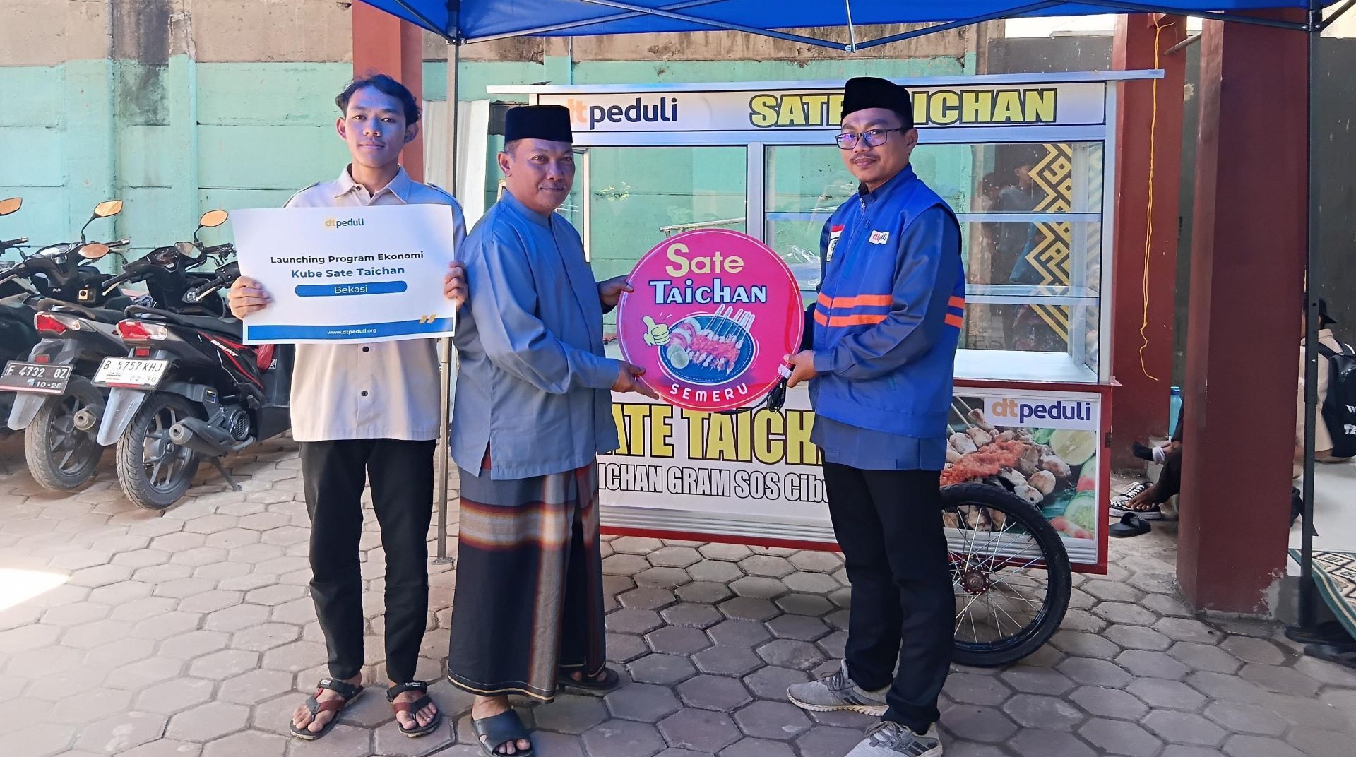 Dorong Kemandirian Ekonomi Santri, DT Peduli Bekasi Latih Wirausaha Sate Taichan di Pesantren Baitul Izzah 