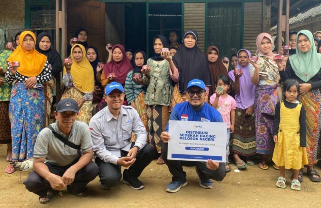 DT Peduli Sukabumi Salurkan Sedekah Daging Kaleng untuk Warga Kampung Adat di Desa Sirna Resmi Kampung Cipagon 