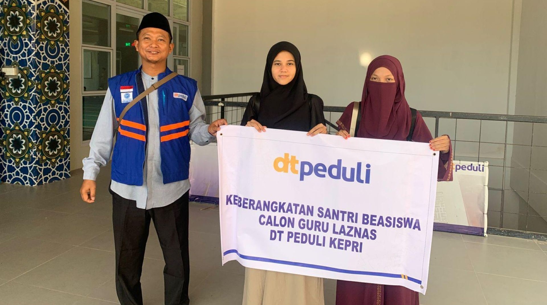DT Peduli Kepri Berikan Beasiswa Calon Guru kepada Lulusan Tahfidz 30 Juz 