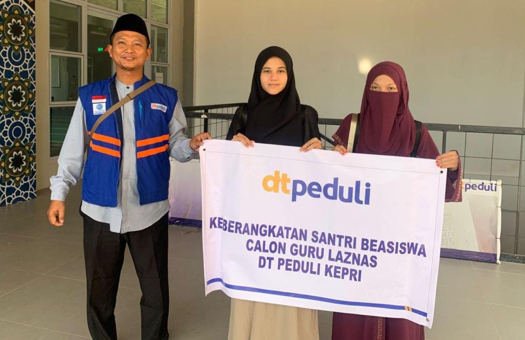 DT Peduli Kepri Berikan Beasiswa Calon Guru kepada Lulusan Tahfidz 30 Juz 
