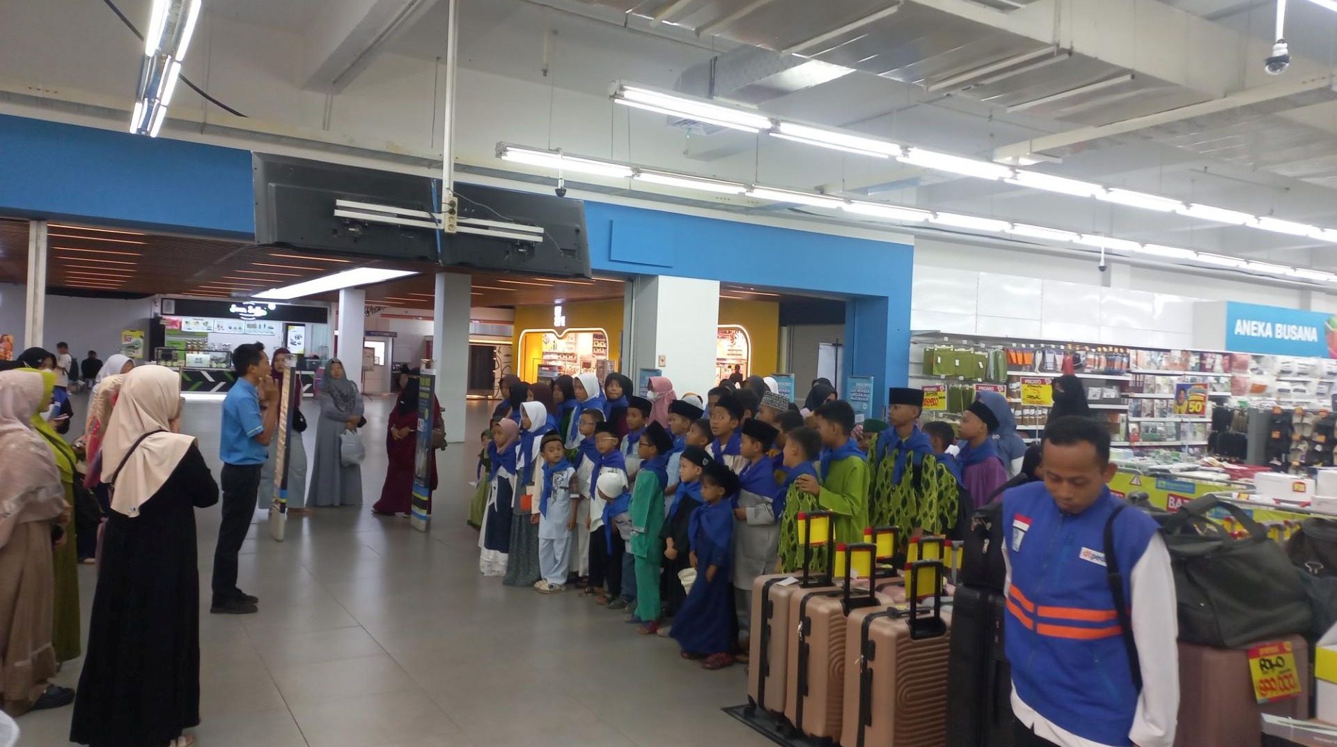 Senyum 70 Anak Yatim Terpancar di Hypermart Batam: DT Peduli, PT Sumitomo, dan PT OSI Gelar “Belanja Bahagia” di Bulan Muharram 