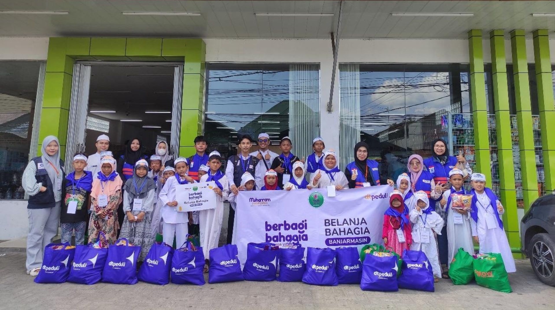 Senyum Yatim dan Dhuafa Warnai Belanja Bahagia DT Peduli di Banjarmasin 