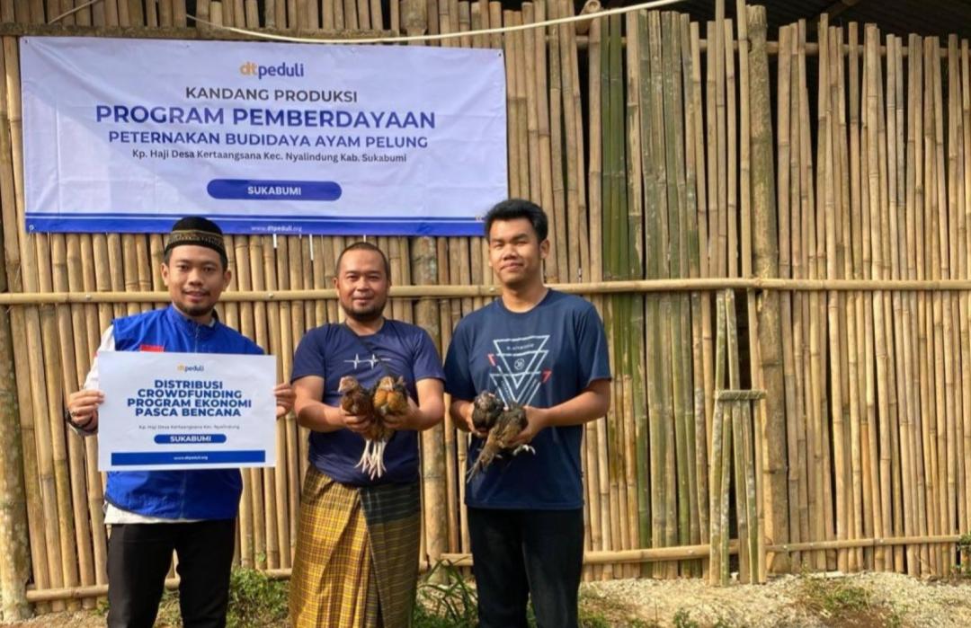 Pulihkan Ekonomi Pascabencana, DT Peduli Sukabumi Salurkan Program Peternakan Unggas di Kampung Haji 