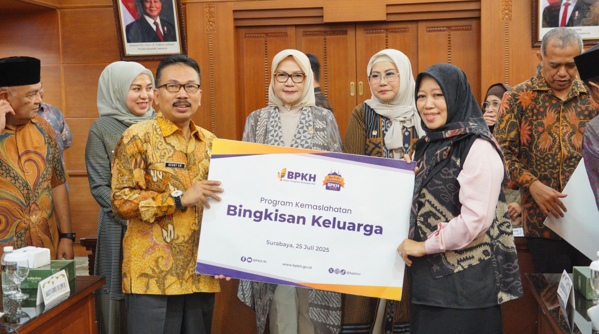 Sinergi BPKH dan DT Peduli, Bantuan Paket Ibadah untuk Masyarakat Surabaya 