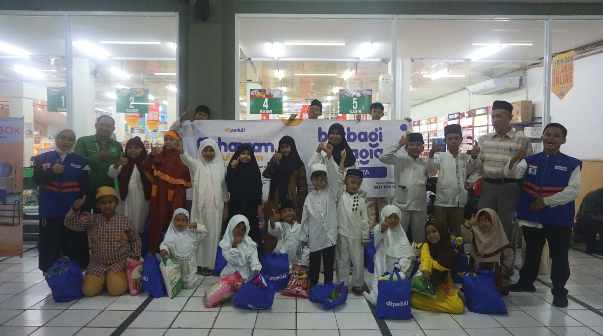 Muharram Peduli Yatim, Keceriaan Anak Yatim dan Dhuafa Warnai Kegiatan Belanja Bahagia di Surabaya 