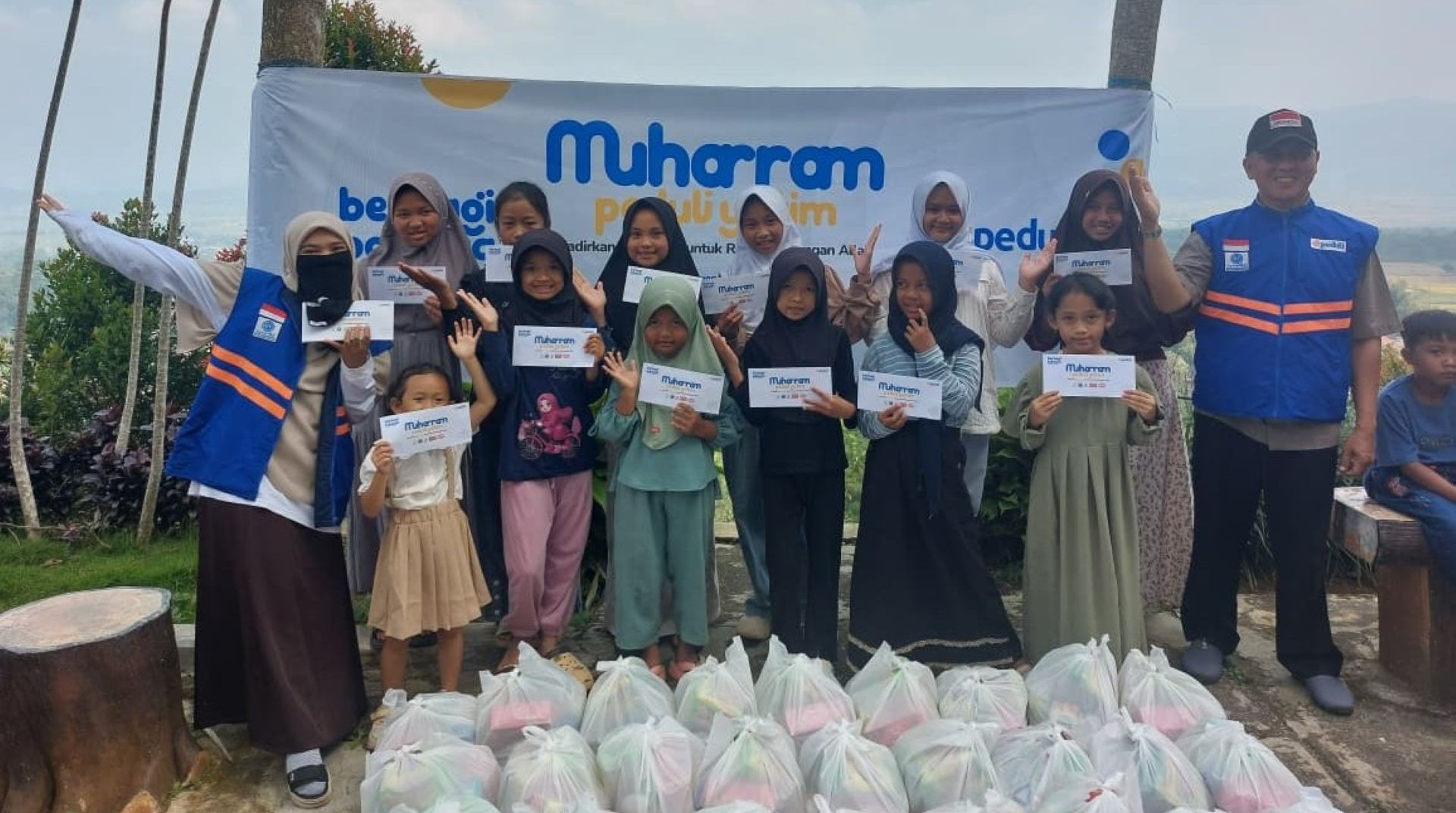 DT Peduli dan Komunitas Tabassum Ajak Anak Yatim Berenang dan Wisata di Talaga Majalengka  