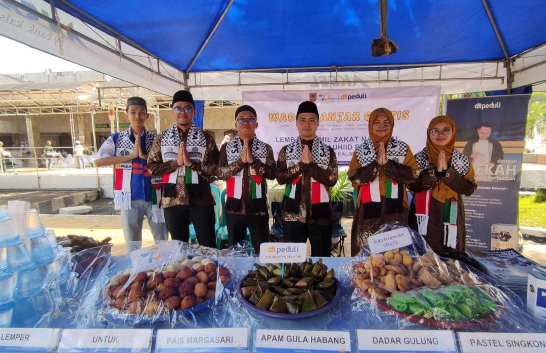 Semarak Hari Jadi ke-75 Kalsel, DT Peduli Bagikan Ratusan Wadai Khas Banjar 
