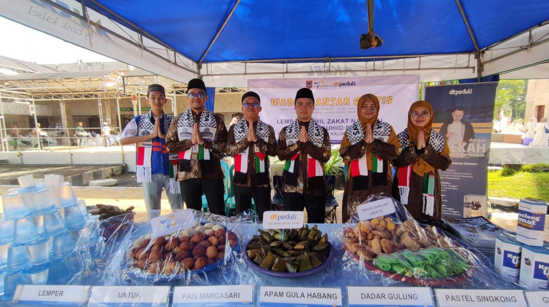 Semarak Hari Jadi ke-75 Kalsel, DT Peduli Bagikan Ratusan Wadai Khas Banjar 