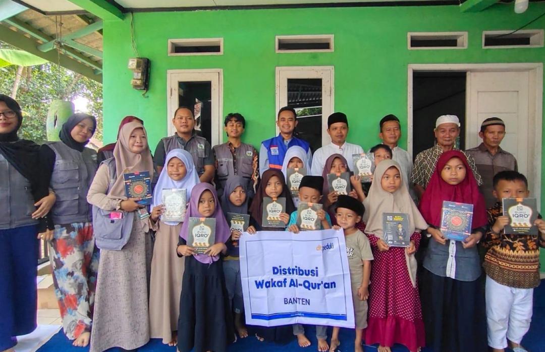 DT Peduli dan Mahasiswa UNIBA Salurkan Al-Qur'an untuk Santri TPQ Nurul Iman 