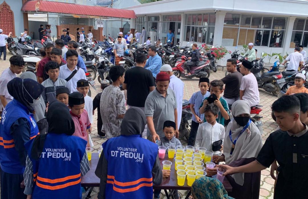 DT Peduli Aceh Salurkan Makanan dan Minuman Segar untuk Jemaah Masjid Al-Hidayah Gue Gajah 