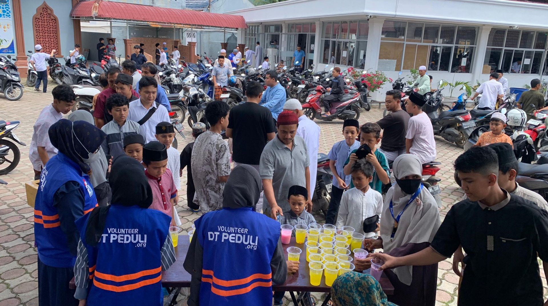 DT Peduli Aceh Salurkan Makanan dan Minuman Segar untuk Jemaah Masjid Al-Hidayah Gue Gajah 