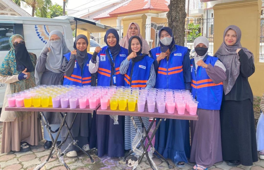 Hujan Tak Surutkan Semangat, DT Peduli Aceh Bagikan Minuman Segar di Masjid Al-Hidayah 