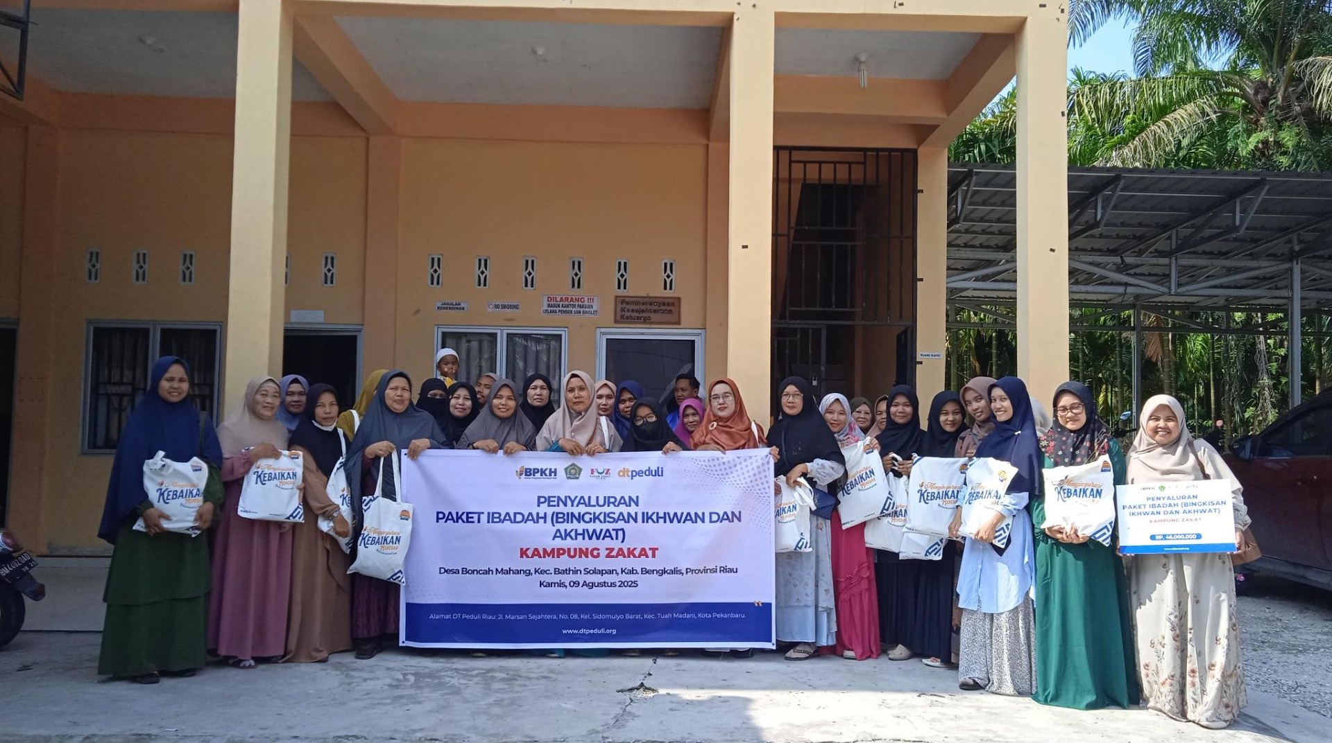 DT Peduli dan BPKH Salurkan Paket Ibadah di Kampung Zakat Desa Boncah Mahang 