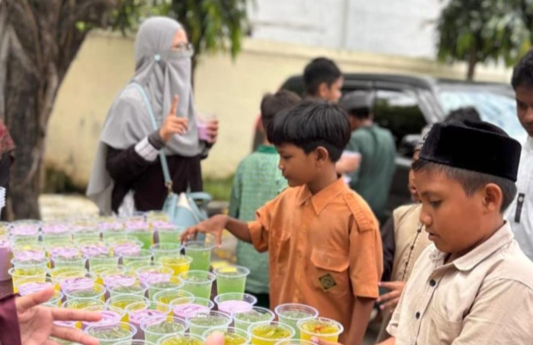 Jumat Berkah, DT Peduli Aceh Bagikan Minuman Segar untuk Jemaah di Masjid Nurul Huda 