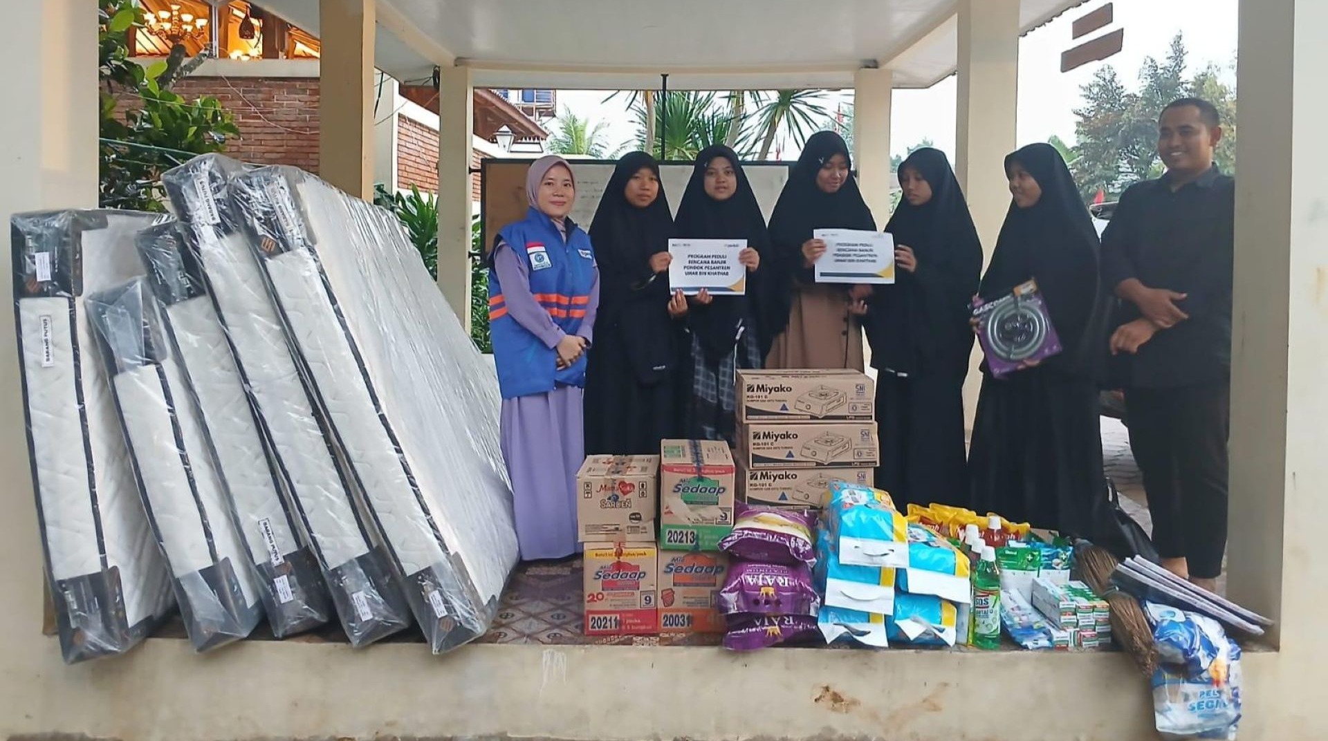 Ponpes Umar bin Khattab Dilanda Banjir, DT Peduli Salurkan Bantuan 