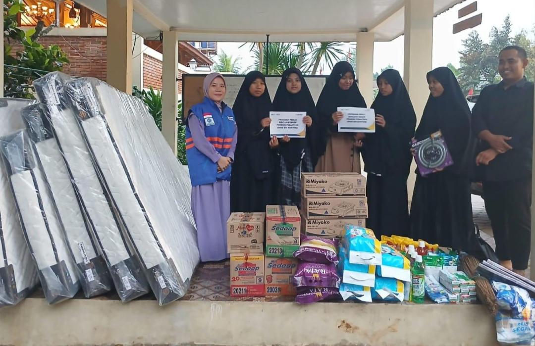 Ponpes Umar bin Khattab Dilanda Banjir, DT Peduli Salurkan Bantuan 
