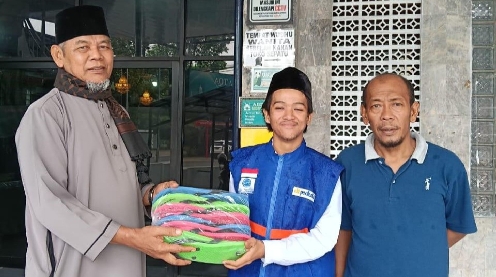 Tingkatkan Kenyamanan Ibadah, DT Peduli Sumbar Salurkan Sandal Wudhu untuk Masjid dan Musala di Padang 