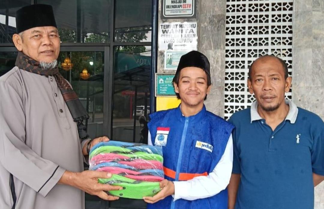 Tingkatkan Kenyamanan Ibadah, DT Peduli Sumbar Salurkan Sandal Wudhu untuk Masjid dan Musala di Padang 