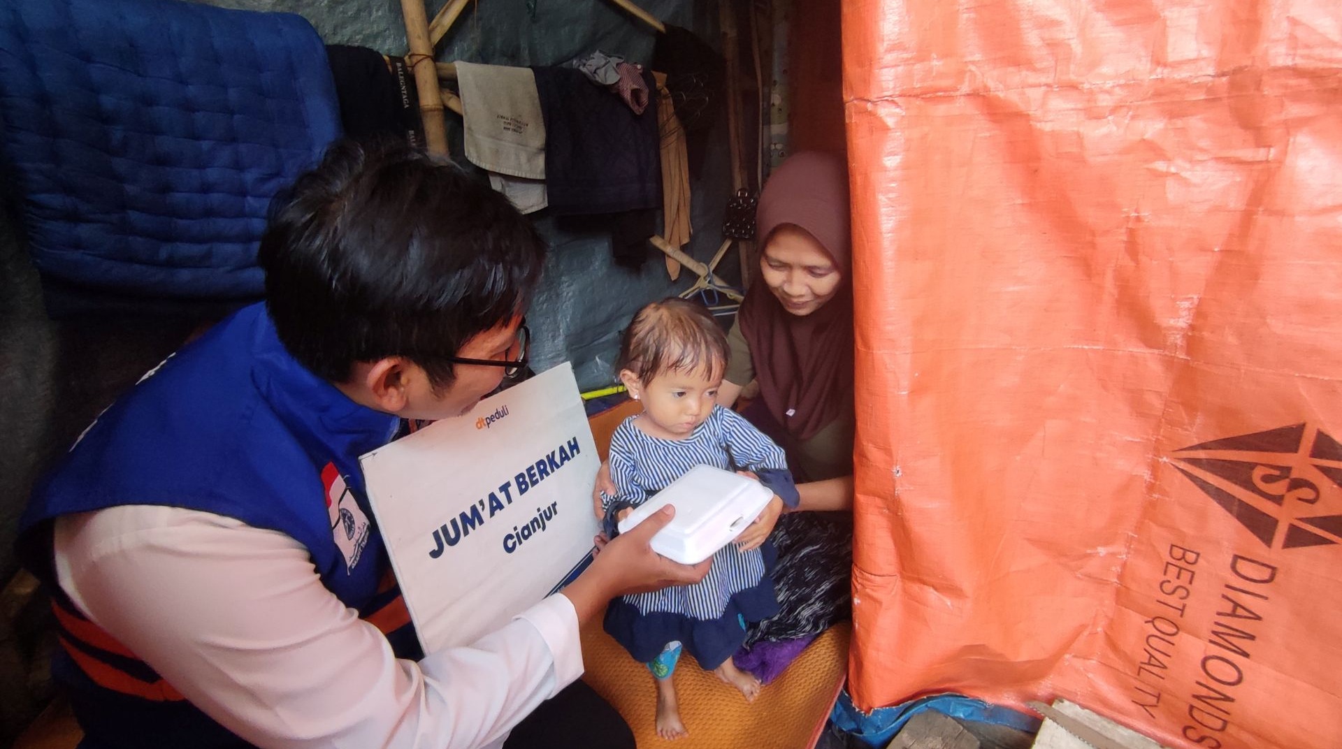 Kolaborasi Kebaikan, Dapur Singgah Titipkan 75 Nasi Boks untuk Warga Panumbangan Melalui DT Peduli Cianjur 