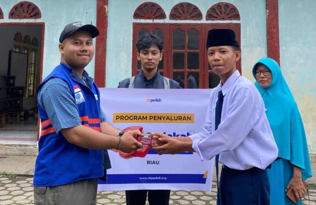 Hadirkan Kebahagiaan, DT Peduli Riau Salurkan Kornet Sedekah Daging untuk Warga Pelosok Kepulauan Meranti 