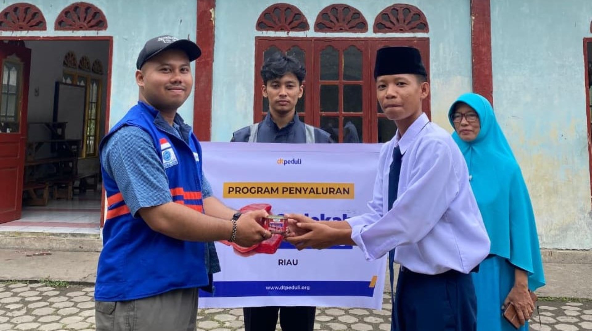 Hadirkan Kebahagiaan, DT Peduli Riau Salurkan Kornet Sedekah Daging untuk Warga Pelosok Kepulauan Meranti 