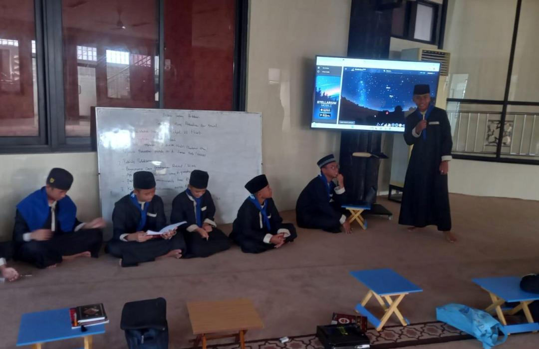 Santri Pesantren Baitul Quran DT Peduli Jakarta Belajar Menentukan Awal Ramadhan 