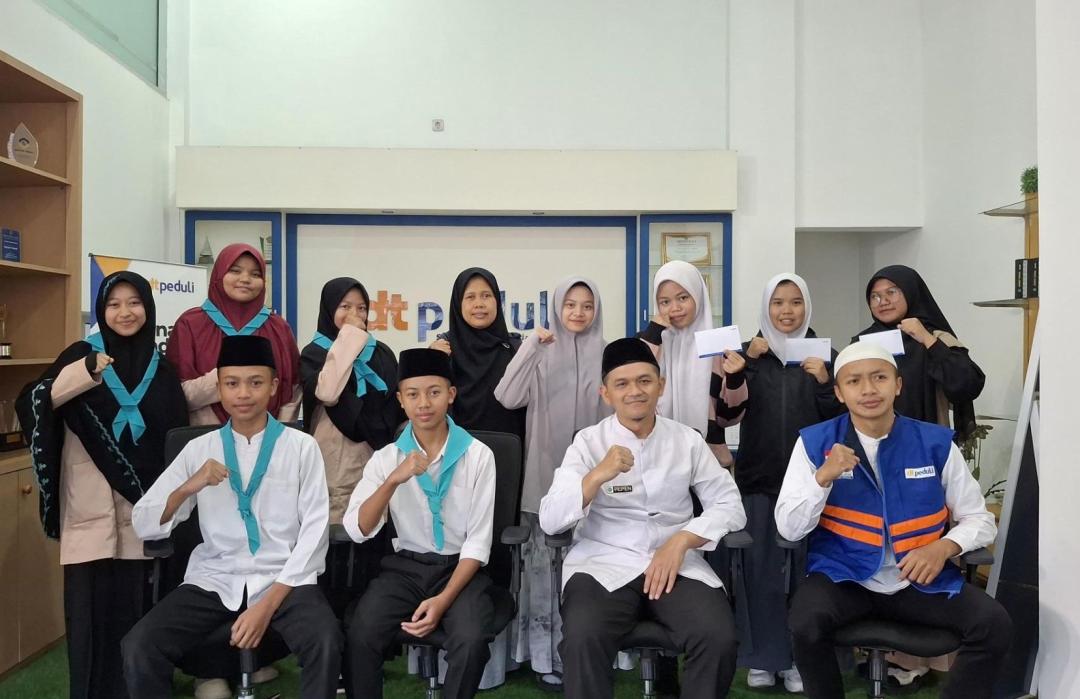 DT Peduli Latih Public Speaking dan Bentuk Karakter Penerima Beasiswa 