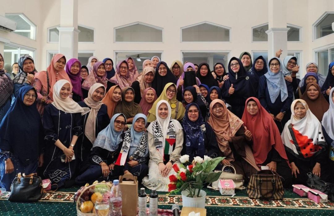 Kajian Penuh Haru Bersama Risty Tagor Kuatkan Hati Jemaah di Cirebon 