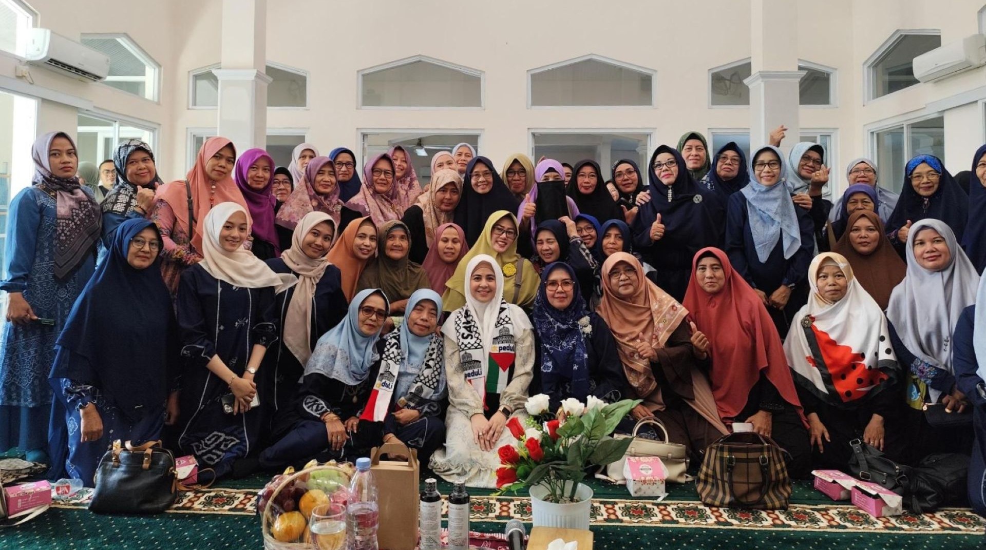 Kajian Penuh Haru Bersama Risty Tagor Kuatkan Hati Jemaah di Cirebon 