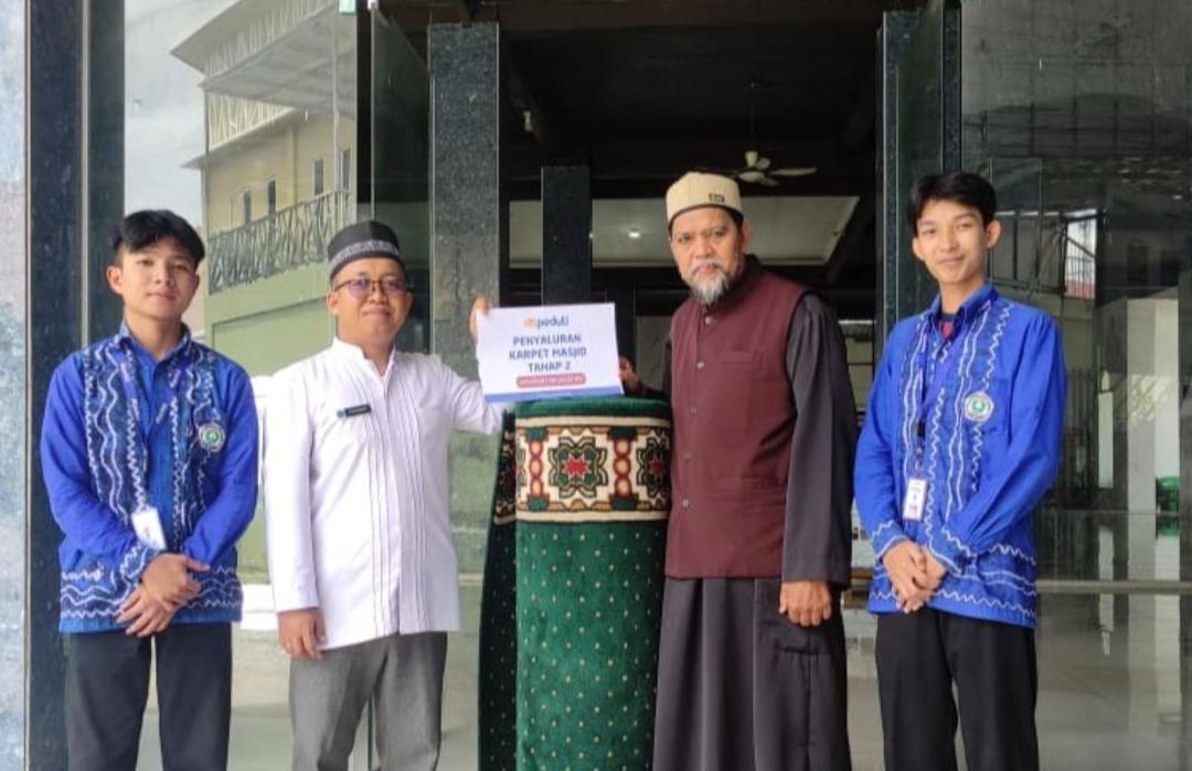 DT Peduli Kalsel Salurkan Karpet Tahap Kedua untuk Masjid Jami Haji Muhammad Saleh 
