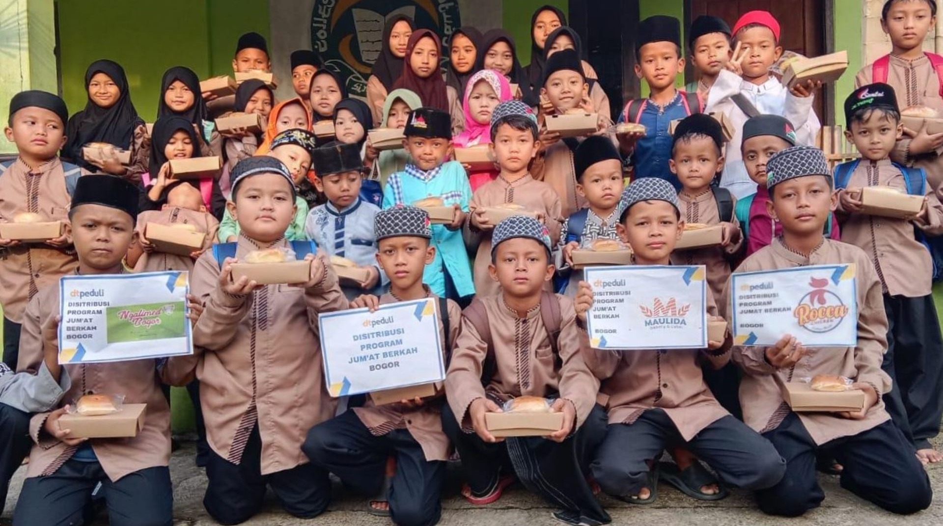 DT Peduli Bogor Tebar 300 Nasi Jumat Berkah untuk Pesantren dan TPQ 