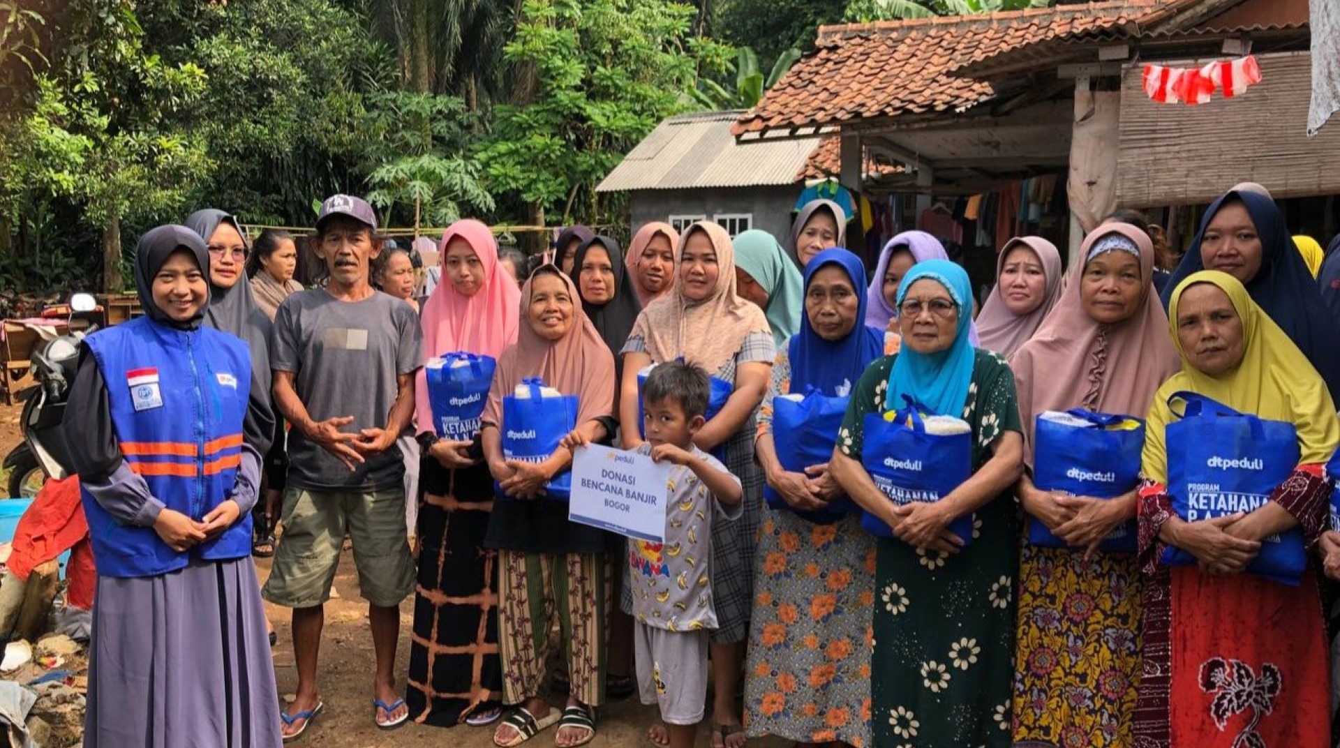 DT Peduli Bogor Ringankan Beban Warga Terdampak Banjir di Cimulang 