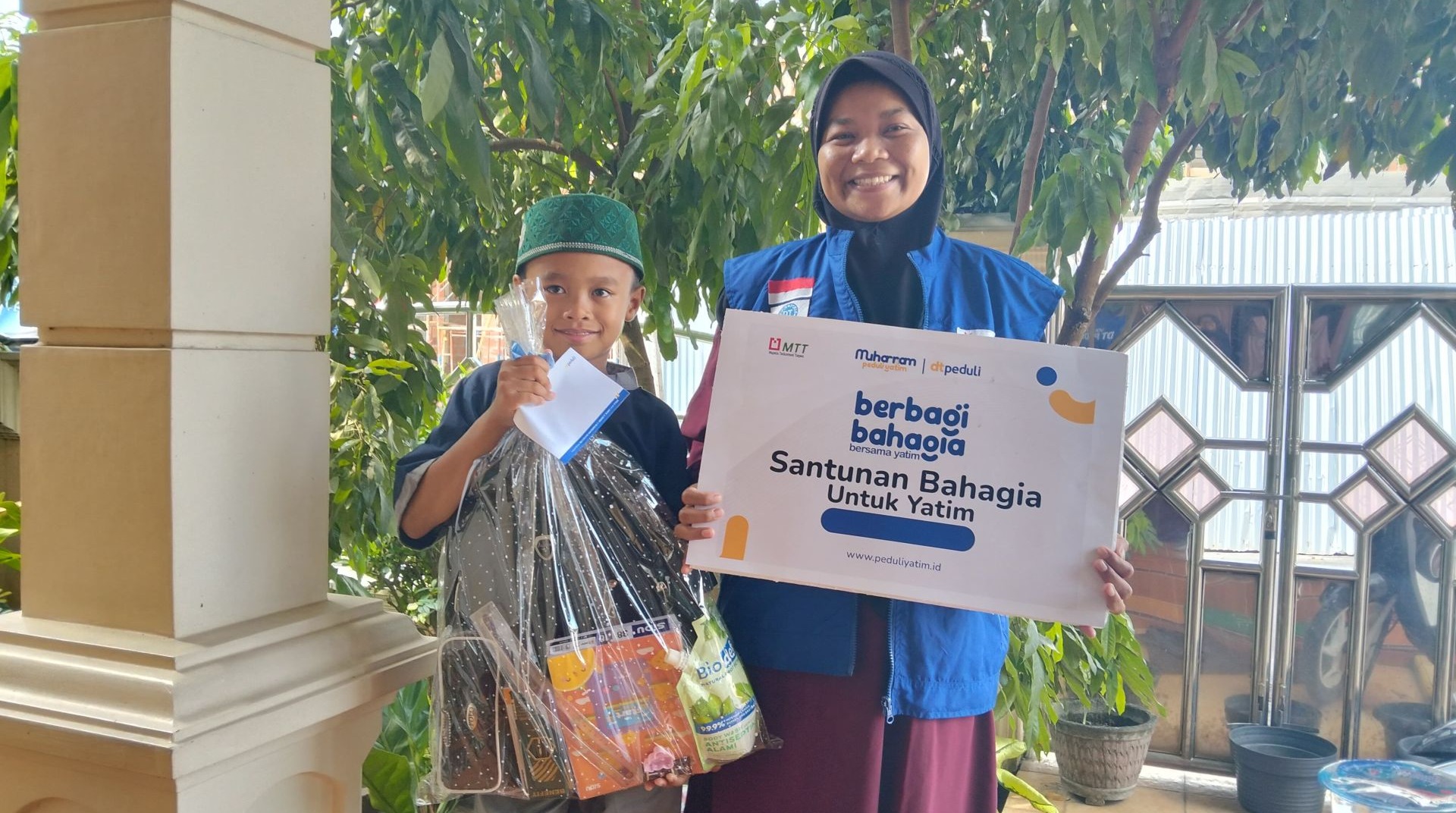 DT Peduli Sumsel dan MTT Sumbagsel Menyalurkan Bingkisan Peralatan Sekolah untuk Anak Yatim dan Duafa di Kota Palembang 
