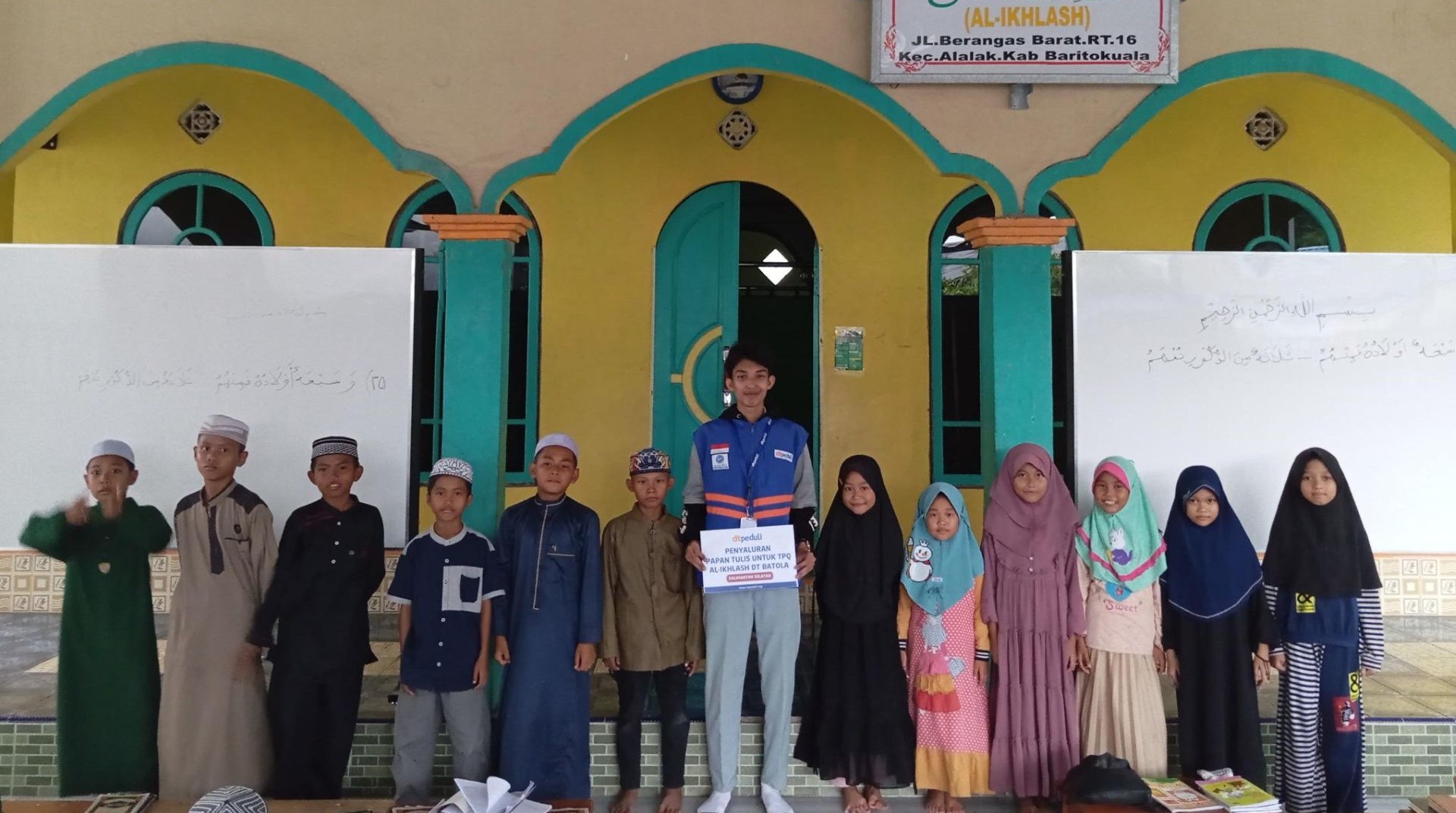 DT Peduli Salurkan Dua Papan Tulis untuk TPQ Al Ikhlash Daarut Tauhiid Batola 