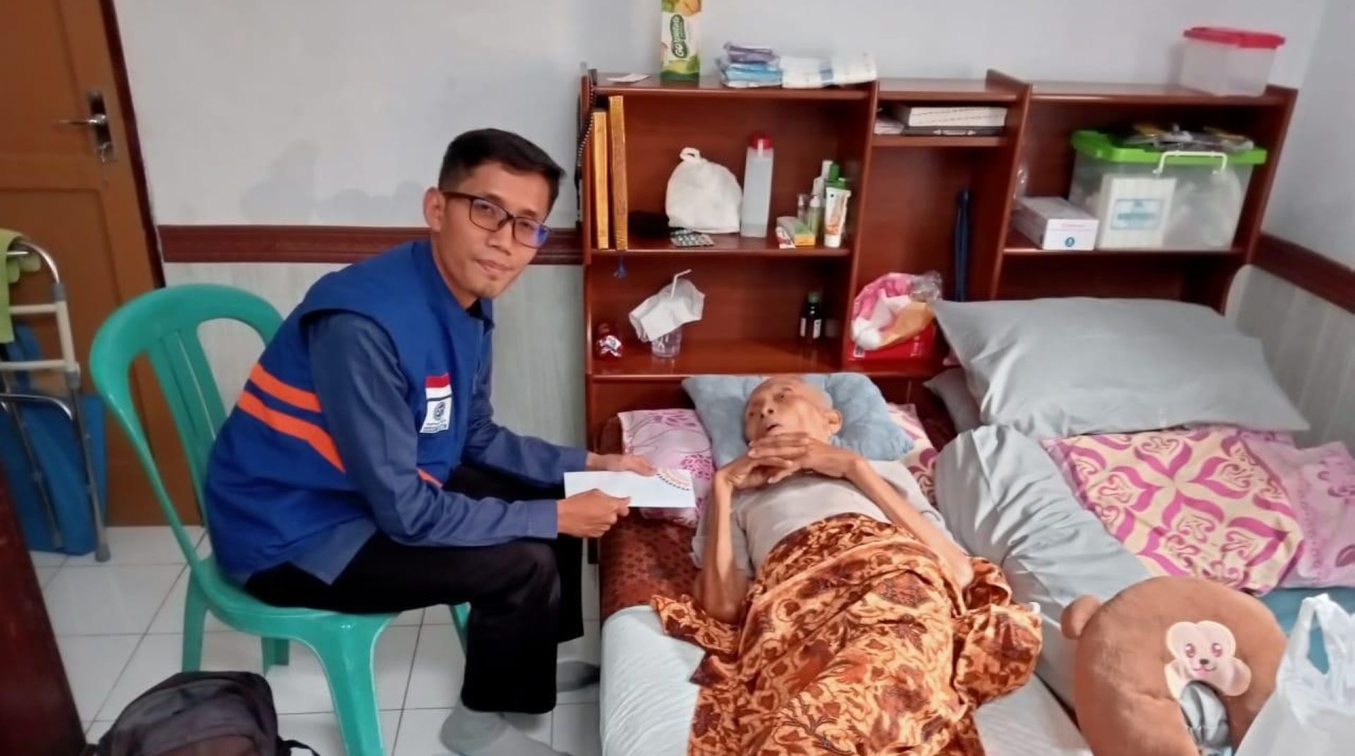 DT Peduli Kuningan Salurkan Bantuan untuk Kakek Didi Pasien Kanker Usus 