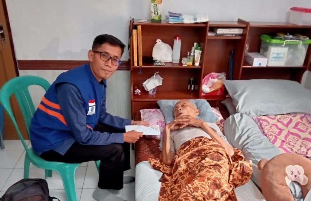 DT Peduli Kuningan Salurkan Bantuan untuk Kakek Didi Pasien Kanker Usus 