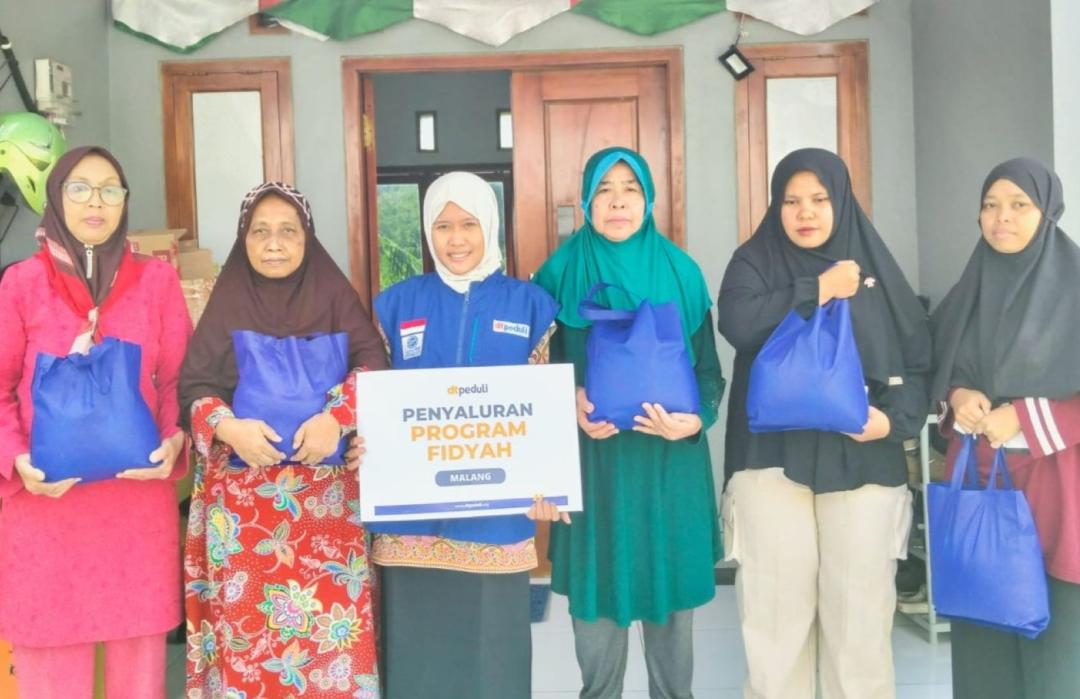 Ringankan Beban Hidup Pedagang Kecil hingga Tukang Becak, DT Peduli Malang Salurkan Fidyah untuk Warga Sekitar 