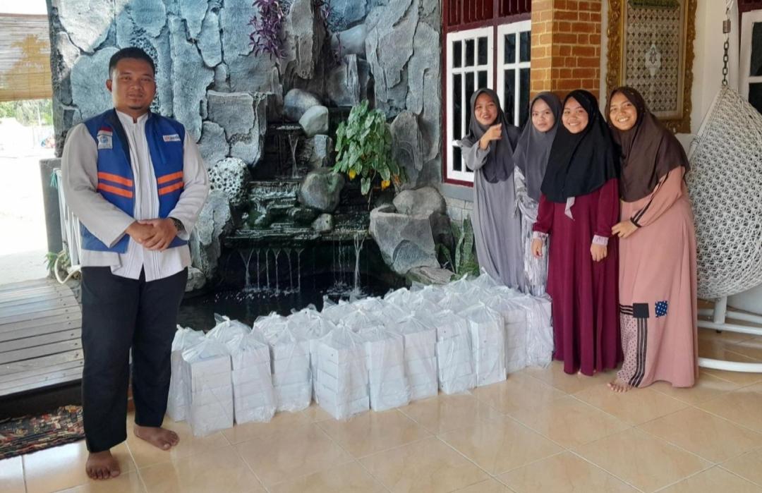 DT Peduli Salurkan Sedekah Paket Aqiqah dan Tempe untuk Santri di Jambi 