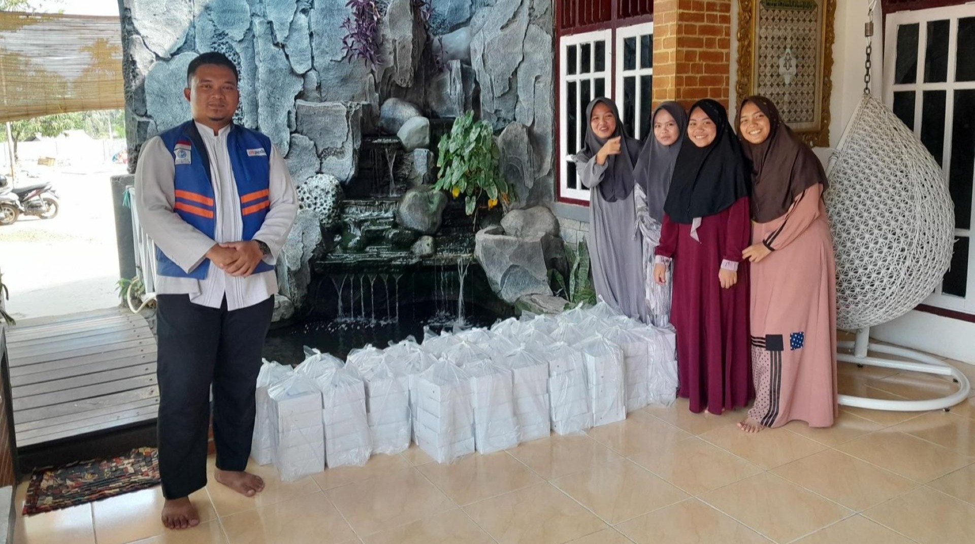 DT Peduli Salurkan Sedekah Paket Aqiqah dan Tempe untuk Santri di Jambi 