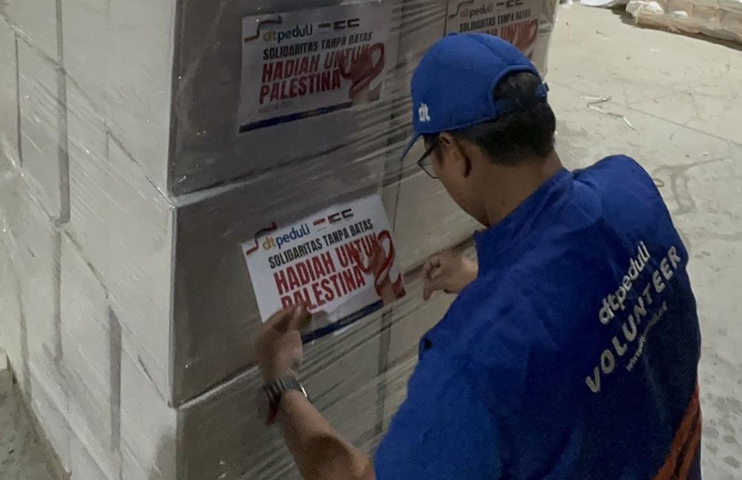 Solidaritas Indonesia di Langit Gaza, DT Peduli Salurkan 2.304 Paket Bantuan Melalui Udara 